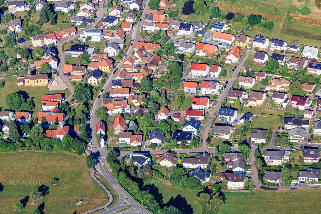 Luftbild: Lange Straße aus Osten im Ortsteil Schluttenbach in Ettlingen im Bundesland Baden-Württemberg in Deutschland. Foto: IMG_083999.jpg vom 26.07.2015 durch Werner Riehm/FLY-FOTO.de