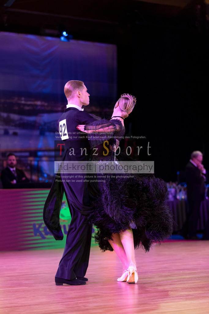 20241215_WDSF_Int_Open_Std-Riga-9174 | Tanzsportbilder, Standardtanz, Lateintanz, WDSF, DTV, LTVB, dancecomp, goc, hessen tanzt, blaues band der spree, walzer, tango, wiener walzer, slowfox, quickstepp, samba, rumba, cha-cha-cha, paso doble. jive, hd-kroft photography, turniertanzsport