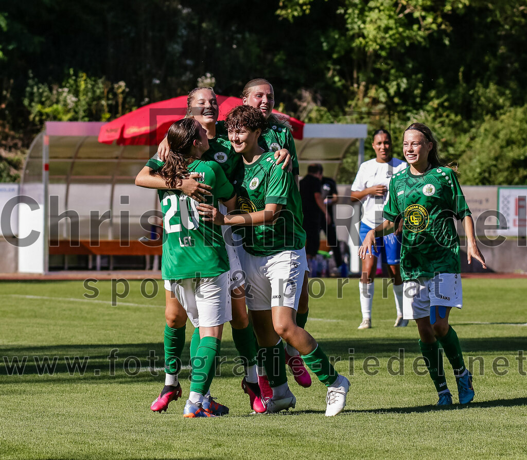 2023-09-16_071_FC_Forstern_gegen_VfL_Sindelfingen_Ladies_I | Forstern, Deutschland, 16.09.2023:
Fußball, B-Juniorinnen-Bundesliga Süd 2023 / 2024, 2. Spieltag, FC Forstern gegen VfL Sindelfingen Ladies I, Endergebnis: 4:1

Jubel nach dem 3:1 durch Yanica Moritz (FC Forstern, #17)

Foto: Christian Riedel / fotografie-riedel.net