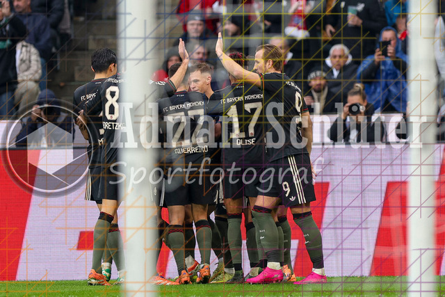 Borussia Mönchengladbach vs FC Bayern München - Bundesliga  | Mönchengladbach, Deutschland, 25.10.25:   Lennart Karl (FC Bayern München) Torjubel, jubelt mit seiner Mannschaft nach dem Treffer zum 0:3 waehrend des Spiels der Bundesliga zwischen Borussia Mönchengladbach vs FC Bayern München im Stadion im Borussia Park(Foto von Brauer-Fotoagentur / Adrian Schlueter)