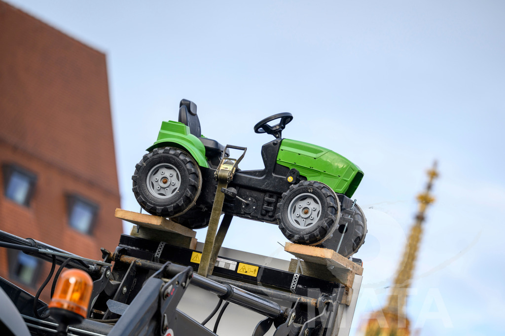_DWA4414 | Bauerndemo gegen Agrarpolitik der Bundesregierung  auf dem Straße Obstmarkt und Hauptmarkt . Nürnberg, 08.01.2024 - Realisiert mit Pictrs.com