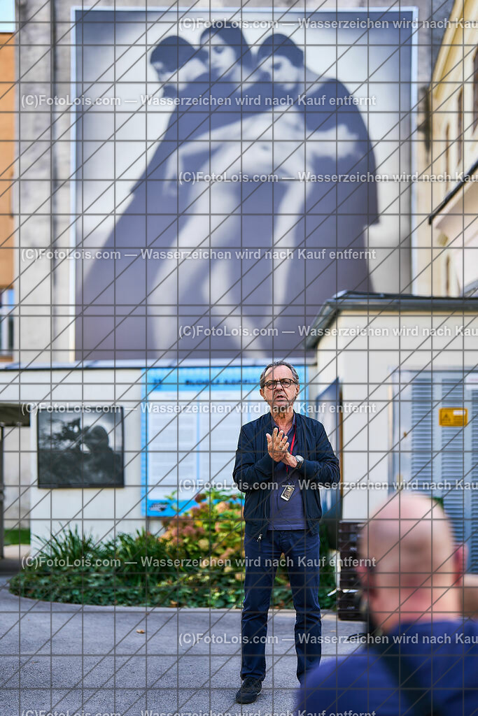 ALP5933_TdBerufsfotografie_Baden_Faber Johannes | (C)FotoLois.com, Alois Spandl, Tage der NÖ Berufsfotografie in Baden, Rundgang durch die Ausstellung Rudolph Koppitz mit Kunsthändler und Galerist Johannes Faber, Fr 6. Oktober 2023.