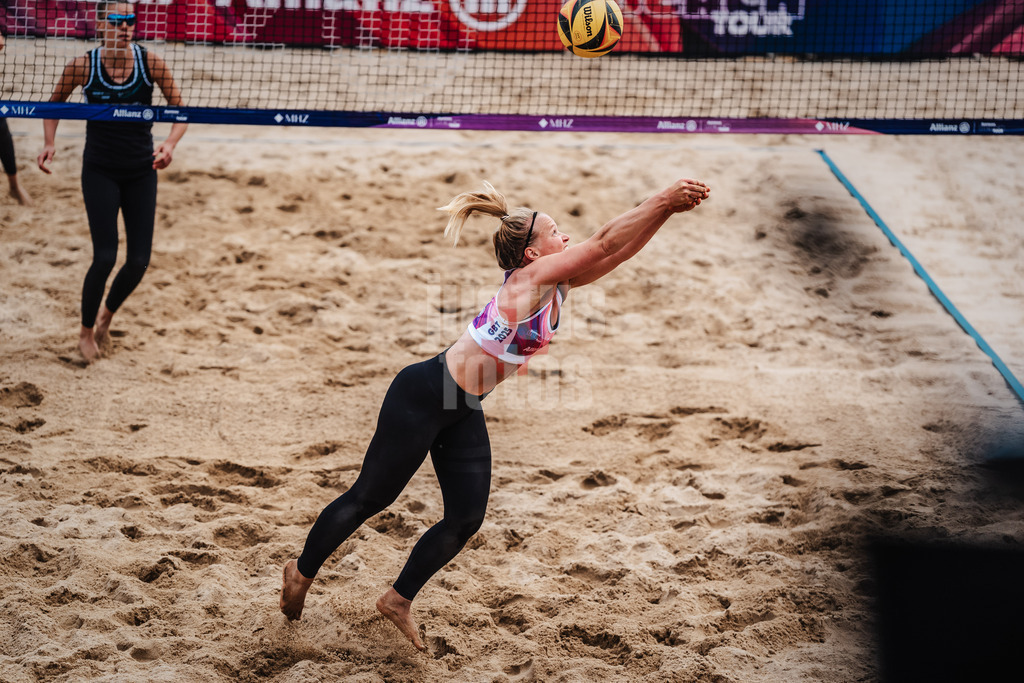 Beachvolleyball | Frauen | Allianz German Beach Tour 2025 | Tourstop Hamburg | 29.05.2025 | Antonia Schümann spielt den Ball