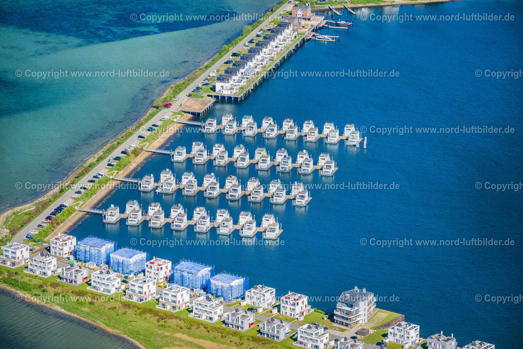 Olpenitz_Wasserbungalows_ELS_0577010524 | KAPPELN 01.05.2024 Hausboot- Anlegestellen und Liegeplätze "Schwimmende Häuser" am Uferbereich am Schleidamm im Ortsteil OstseeResort in Kappeln im Bundesland Schleswig-Holstein, Deutschland. Weiterführende Informationen bei: Gerald Kretschmer,  HELMA Ferienimmobilien GmbH,  Olpenitz Grund GmbH &amp; Co. KG,  Ostseefjord Schlei GmbH. // House boat berths and moorings "Schwimmende Haeuser" on the shore area on Schleidamm in the district OstseeResort in Kappeln in the state Schleswig-Holstein, Germany. Further information at: Gerald Kretschmer,  HELMA Ferienimmobilien GmbH,  Olpenitz Grund GmbH &amp; Co. KG,  Ostseefjord Schlei GmbH. Foto: Martin Elsen