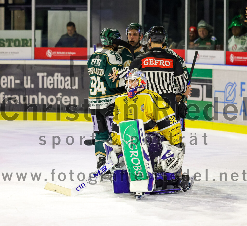 2025-12-19_119_TSV_Erding_gegen_Toelzer_Loewen | Erding, Deutschland, 19.12.2025:Eishockey, Oberliga Süd 2025 / 2026, 27. Spieltag, TSV Erding gegen Tölzer Löwen, Endergebnis: 2:5Markus Eberhardt (Erding Gladiators, #94), Torwart Matthias Bittner (Tölzer Löwen, #32)Foto: Christian Riedel / fotografie-riedel.net