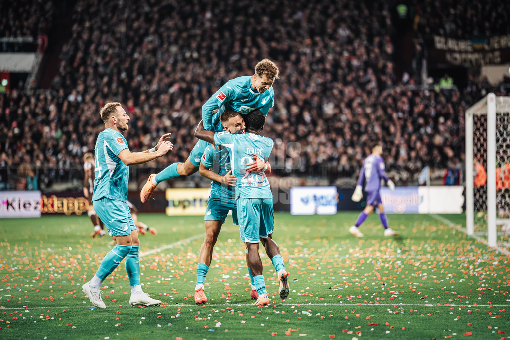 Fußball | Männer | Saison 2025/2026  | Fußball-Bundesliga | 07. Spieltag | FC St. Pauli vs. TSG Hoffenheim | 19.10.2025 | v.l. Vladimir Coufal (#34, TSG Hoffenheim), Fisnik Asllani (#11, TSG Hoffenheim), Tim Lemperle (#19, TSG Hoffenheim) und Bazoumana Toure (#29, TSG Hoffenheim) beim Torjubel