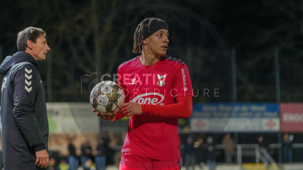 Fußball, Herren, Saison 2025/2026, Regionalliga Nordost, 17. Spieltag, FSV 63 Luckenwalde vs. ZFC Meuselwitz, Freitag 28.11.2025, Werner-Seelenbinder-Stadion Luckenwalde, | Fußball, Herren, Saison 2025/2026, Regionalliga Nordost, 17. Spieltag, FSV 63 Luckenwalde vs. ZFC Meuselwitz, Freitag 28.11.2025, Werner-Seelenbinder-Stadion Luckenwalde, Im Bild: Elias Oke (Meuselwitz) - Realisiert mit Pictrs.com