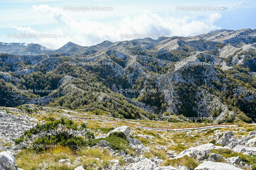 Kroatien_ Biokovo Naturpark_ 13.10.2023-25 | 13.10.2023, Kroatien, HRV, Naturpark Biokovo im Bild Naturpark Biokovo, Skywalk, Sv. Jure, St. George

Der Park erstreckt sich über eine Flaeche von 19.550 Hektar und umfasst einen circa 30 km langen und bis zu 7 km breiten, sich in nordwestlich-suedoestlicher Richtung erstreckenden Teil des Biokovo-Gebirges von Dubci bis nach Gornja Igrane. Er umfasst das Teilgebiete der Staedte Makarska und Vrgorac sowie der Gemeinden Baška Voda, Brela, Podgora, Šestanovac, Tučepi, Zadvarje und Zagvozd. Der Park liegt auf einer Hoehe von 200 bis 1762 m. i. J.; der Sveti Jure (Heiliger Georg) als hoechster Berg des Parks ist zugleich der zweithoechste Gipfel in Kroatien.
Quelle: Wikipedia