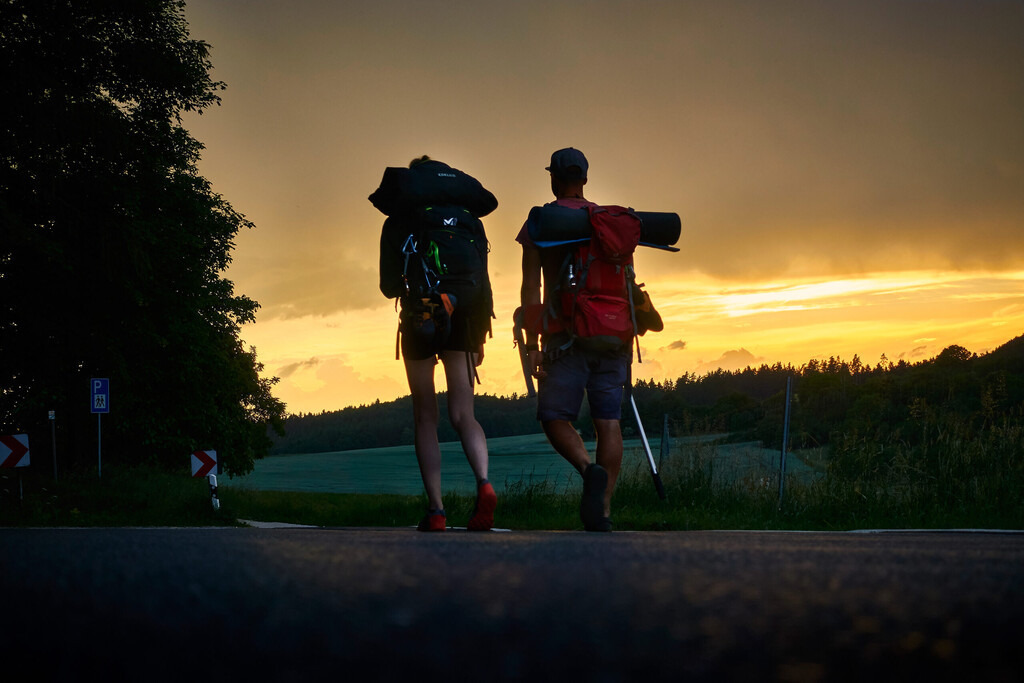 CS-180531-0035-2-RET | Selena und Stefan beim Rückweg vom Fuchsloch im Abendlicht bei Gewitterstimmung kurz vor dem Regen