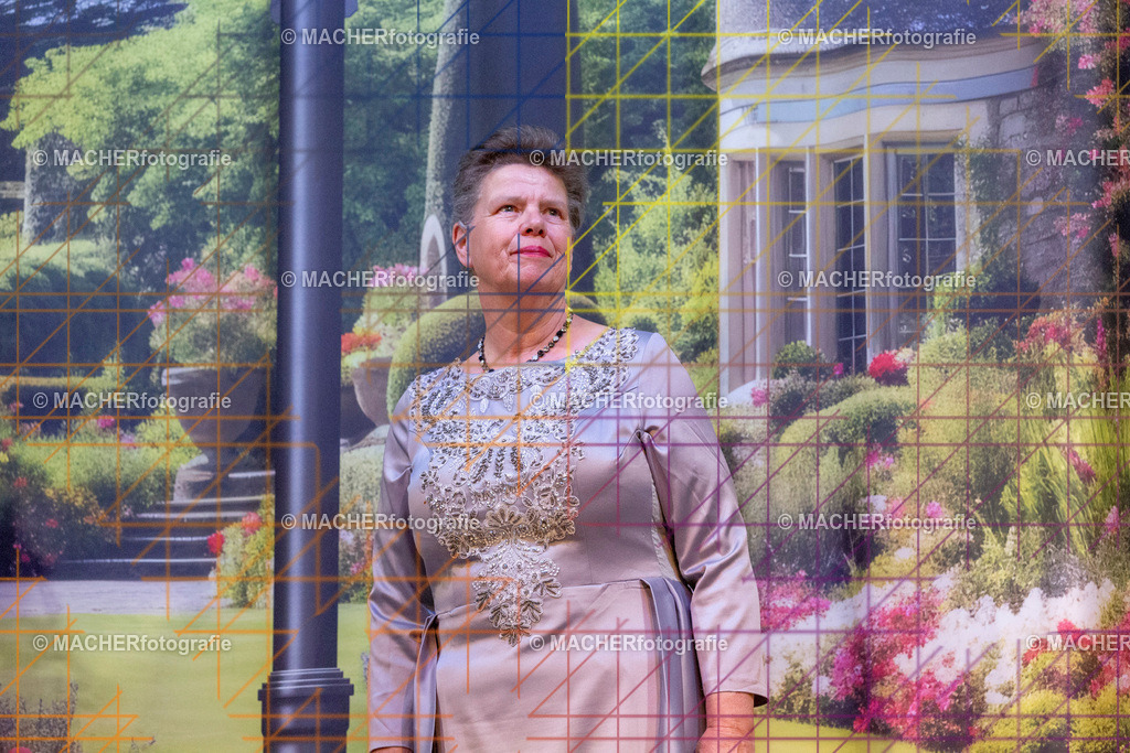 403_MFL-2025 | Portraitbilder von Regisseur; Darsteller; Techniker; Maske; Kostüme; Chor; Musiker; Bilderserie der Generalprobe und der Premierenvorstellung, Szenenbilder; Ausdrucksstudien; Bühnenüberblick; Bühnenkulissen; Pressefotos inkl. Redaktionsfoto Darstellergruppe.