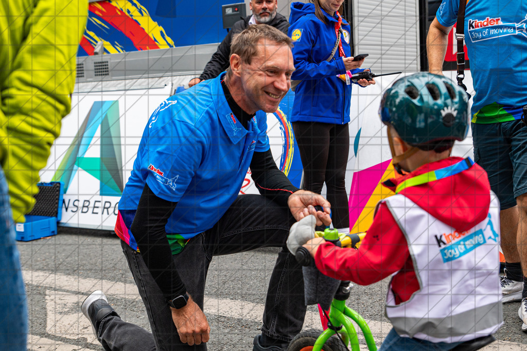 DeutschlandTour 2025 | Etappe 2 - Arnsberg (Ziel) | Kinder Joy of moving, Laufradrennen  //  22.08.25: DeutschlandTour 2025 | Etappe 2 - Arnsberg (Ziel) / Arnsberg / Deutschland  //   CREDIT:www.bullenfotos.de, Martin König, Hörner Weg 40, D-49078 Osnabrück, +4917663732967 // Nutzung und Weitergabe nur zu den vereinbarten Zwecken. Presseanfragen an Ersteller. Alle Rechte beim Ersteller. Honorierung nach MFM. - Realisiert mit Pictrs.com