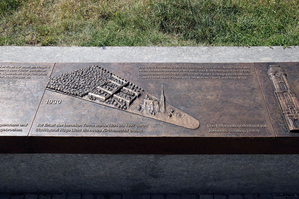 Johanniskirche und Bach-Gellert-Gruft - Bronzerelief | Entdecke über 20 Kategorien Leipzig-Motive: Foto-Downloads, hochwertige Poster, Leinwand- & Fine-Art-Prints. Jetzt Lieblingsfoto im Bildlexikon Leipzig Shop bestellen!
