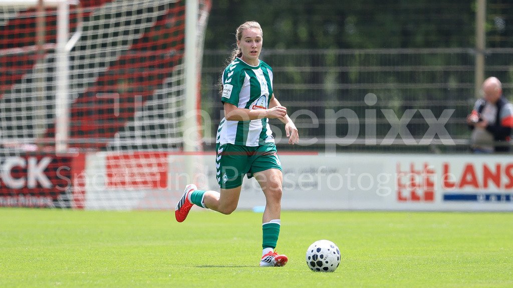 Fussball, Testspiel Frauen, FC Twente Enschede - SV Werder Bremen | Maria Penner (SV Werder Bremen, 33) am Ball, Freisteller, Einzelbild, Ganzkörper, Aktion, Action, Spielszene