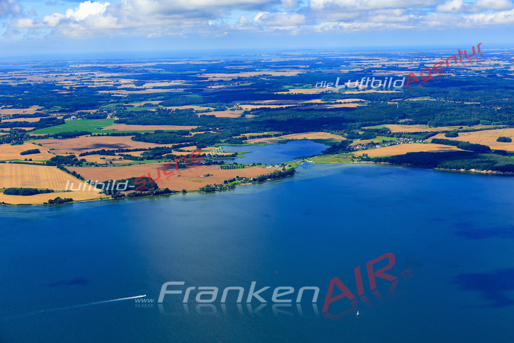 Die Luftaufnahme Wreechener_see - Putbus wurde vom UL-Flugzeug (keine Drohne) aus fotografiert.Hohe Druck- Auflösung-die Geschenkidee!