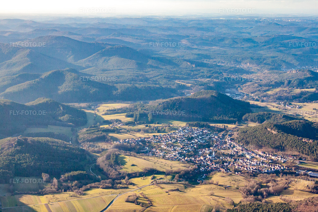 Luftbild: Ortsansicht von Osten in Busenberg im Bundesland Rheinland-Pfalz in Deutschland. Foto: IMG_61890.jpg vom 28.01.2014 durch Werner Riehm/FLY-FOTO.de
