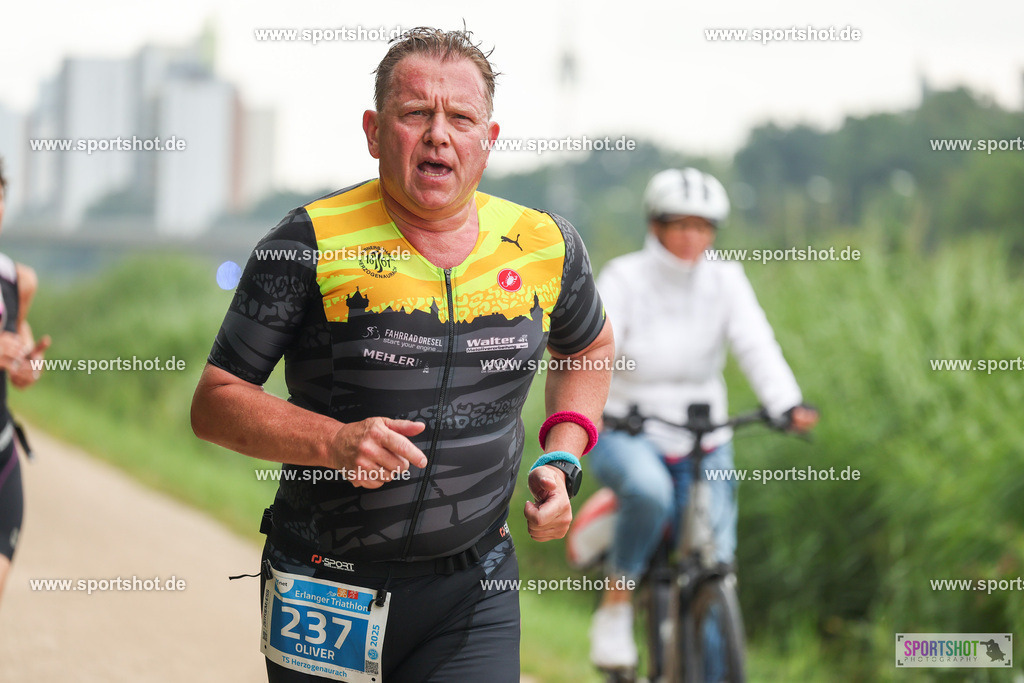 LUR_1961 | 34. M-net Erlanger Triathlon 2025 #erlangertriathlon  #mnettriathlon2025 #mnettriathlon #team #olympischedistanz #mitteldistanz #triathlon #maindonaukanal  #erlangertriathlon2025 #yourpictrs #tv1848 #tv1848erlangen  #triathlonbayern #sportinerlangen #demsportverbunden #sportshot_your_pictrs Copyright: www.sportshot.de