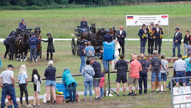 20240818-9228-reitsport-gespannfahren-HEN-FOTO | 18.08.2024 Reitsport Perdesport Deutsche Meisterschaften und Hessische Meisterschaften Gespannfahren in Herchenrode hier Siegerehrung nach dem Kegelfahren für Vierspänner Pony Klasse S Mitte Sieger und erneut Deutscher Meister Steffen BRAUCHLE (PSV Schloß Kapfenburg) (Foto: Peter Henrich) - Realisiert mit Pictrs.com