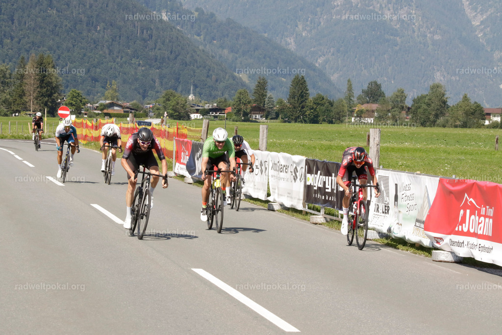 1149_20230817_Bewerb_Maenner_Muehlanger | AUT - OESTERREICH, 2023-08-16: SPORT RENNRAD-FAHREN - 55. INTERNATIONALER RADWELTPOKAL IN ST. JOHANN IN TIROL  - Vintage-Radrennen mit WM-Bronze-Medaillen-Siegerin Christina Schweinberger, den Teilnehmer und Alexander Baumann (vom Orginastions-Team) - TAG 2 BEWERB MAENNER IN SECHS GRUPPEN  ; Foto: Roland Muehlanger