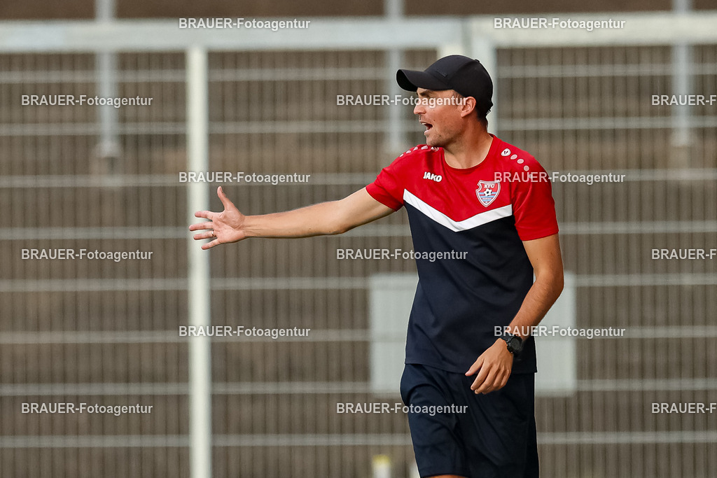 SB_KFCBAU_20250815_4328.JPG -  - KFC Uerdingen - SF Baumberg - Oberliga Niederrhein | Krefeld, Deutschland, 15.08.25: Trainer Julian Stöhr (KFC Uerdingen) gestikuliert, Gestik während des Oberliga Niederrhein Spiels zwischen KFC Uerdingen - SF Baumberg in der Grotenburg Stadion am 15. August 2025 in Krefeld, Deutschland. (Foto von Stefan Brauer/Brauer-Fotoagentur)