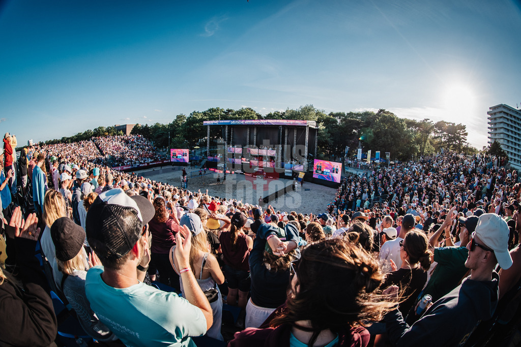 Beachvolleyball | Männer | Finale | Deutsche Meisterschaften 2025 Timmendorfer Strand | 07.09.2025 | Die ausverkaufte Arena am Timmendorfer Strand totale
