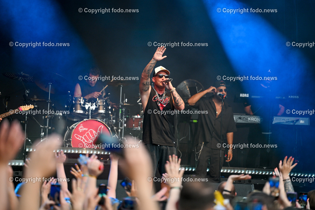 Posthof_ Pietro Lombardi_ 22.06.2023-16 | 22.06.2023, Linz, AUT, Posthof, Open Air Konzert Pietro Lombardi, im Bild Pietro Lombardi und Zuschauer, Konzertbesucher, Fans