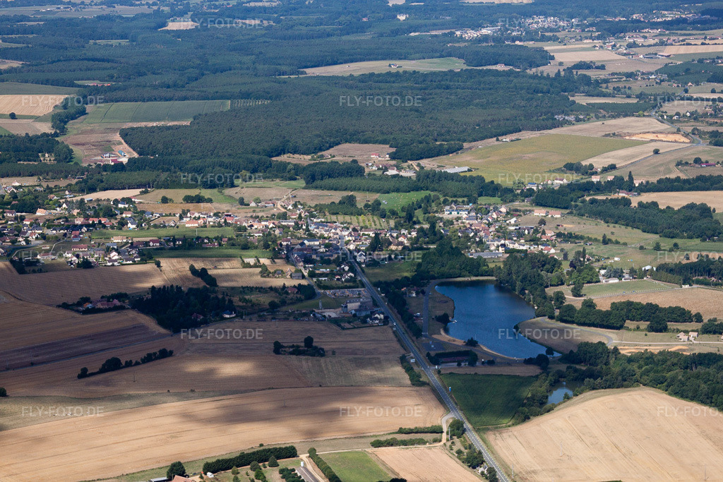 Luftbild: Ortsansicht in Lavaré im Bundesland Sarthe in Frankreich. Foto: IMG_19983.jpg vom 30.07.2009 durch Werner Riehm/FLY-FOTO.de