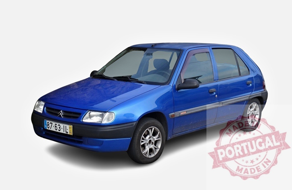 Blue Citroën Saxo showcasing its compact design on a white backdrop | Studio shot of a blue Citroën Saxo, highlighting its small size and practical design, perfect for city driving - Realisiert mit Pictrs.com