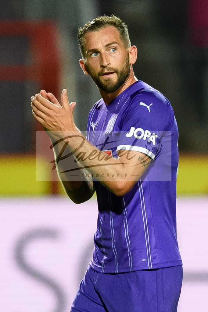 OSNVKO2021090620210906_210 | Fussball, Herren: Marc Heider (VfL Osnabrueck) bedankt sich nach seiner Auswechslung bei den Fans beim Spiel der 3. Liga zwischen VfL Osnabrueck und FC Viktoria Koeln im Stadion an der Bremer Bruecke am 06.09.2021 in Osnabrueck, Deutschland.DFB / DFL REGULATIONS PROHIBIT ANY USE OF PHOTOGRAPHS AS IMAGE SEQUENCES AND/OR QUASI-VIDEO. - Realisiert mit Pictrs.com