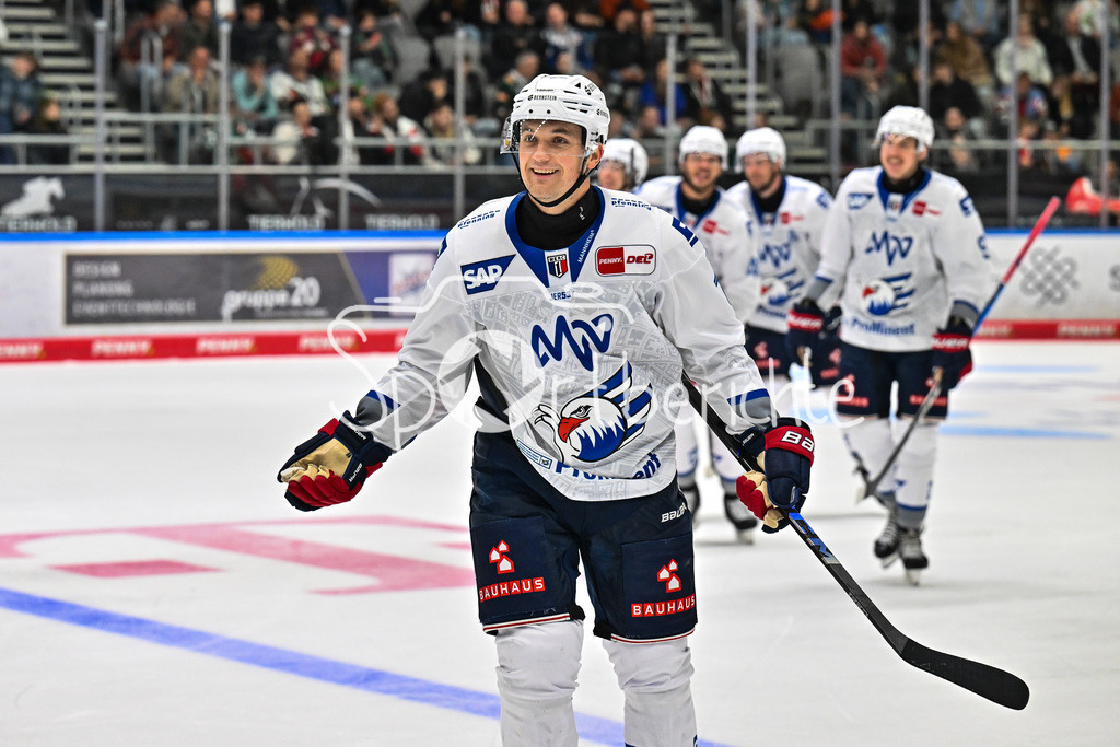 Augsburger Panther - Adler Mannheim | Jubel der Adler nach dem Treffer zum 6-3 durch Kristian REICHEL (Adler Mannheim 11)/ Tor / Torschuetze / Freude / Happy / DEL: Augsburger Panther - Adler Mannheim; Curt Frenzel Stadion am 14.09.2025