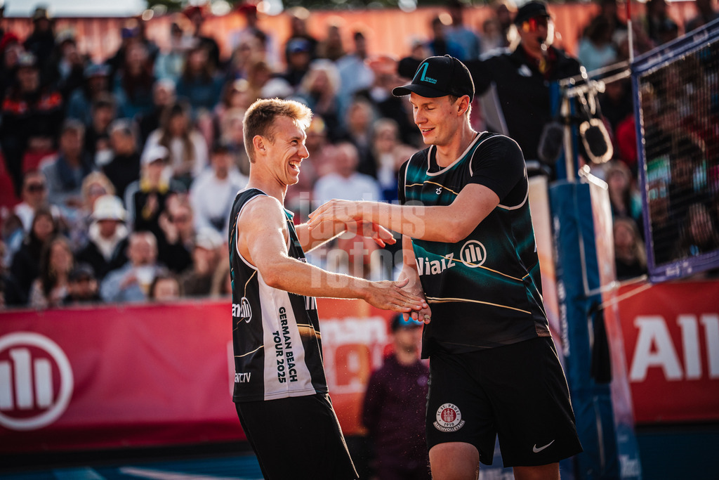 Beachvolleyball | Männer | Allianz German Beach Tour 2025 | Tourstop Berlin | 24.08.2025 | v.l. Jonas Reinhardt und Robin Sowa