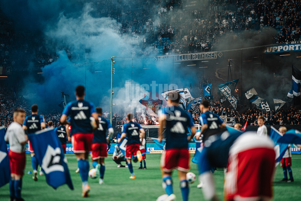 Fußball | Männer | Saison 2023/2024 | 2. Fußball-Bundesliga | 32. Spieltag | Hamburger SV vs. FC St. Pauli  | 03.05.2024 | HSV Spieler laufen zum Aufwärmen ins Stadion, es kommt Rauch aus dem HSV Fanblock