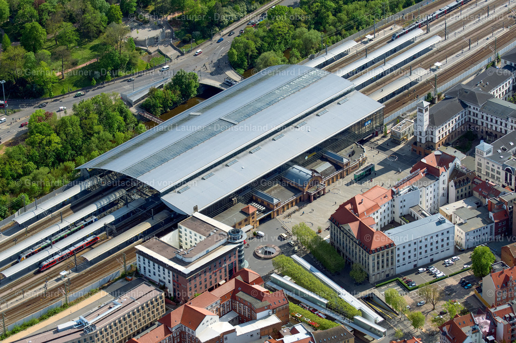 4025654 | ERFURT 06.05.2020 Gleisverlauf und Gebäude des Hauptbahnhofes der Deutschen Bahn in Erfurt im Bundesland Thüringen, Deutschland. Weiterführende Informationen bei: DB Netz AG,  DB Station&amp;Service AG,  Donges SteelTec GmbH,  HENSEL INGENIEUR GMBH,  Ingenieurbüro Plaschnick. // Track progress and building of the main station of the railway in Erfurt in the state Thuringia, Germany. Further information at: DB Netz AG,  DB Station&amp;Service AG,  Donges SteelTec GmbH,  HENSEL INGENIEUR GMBH,  Ingenieurbuero Plaschnick. Foto: Gerhard Launer