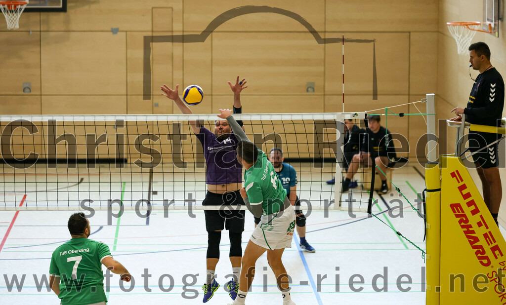 2022-11-12_033_TuS_Oberding_gegen_SC_Freising_II | Oberding, Deutschland, 12.11.2022:
Volleyball, Bezirksliga Ost 2022 / 2023, 7. Spieltag, TuS Oberding gegen MTV Pfaffenhofen II, Endergebnis: 3:2

Christian Sieracki (TuS Oberding, #7), Alexander Burkard (SC Freising, #14), Oliver Pelz (TuS Oberding, #6)

Foto: Christian Riedel / fotografie-riedel.net