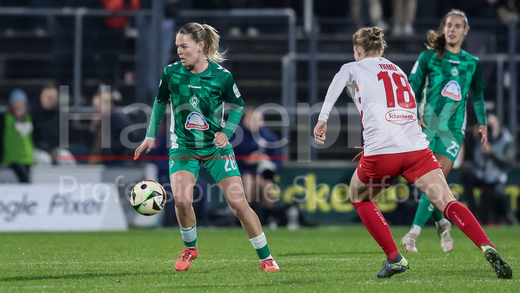 Fussball, Google Pixel Frauen-Bundesliga, 1. FC Köln - SV Werder Bremen | v.li.: Juliane Wirtz (SV Werder Bremen, 28) und Taylor Ziemer (1. FC Köln, 18) im Zweikampf, Duell, Dynamik, Aktion, Action, Spielszene, DIE DFB-RICHTLINIEN UNTERSAGEN JEGLICHE NUTZUNG VON FOTOS ALS SEQUENZBILDER UND/ODER VIDEOÄHNLICHE FOTOSTRECKEN. DFB REGULATIONS PROHIBIT ANY USE OF PHOTOGRAPHS AS IMAGE SEQUENCES AND/OR QUASI-VIDEO.