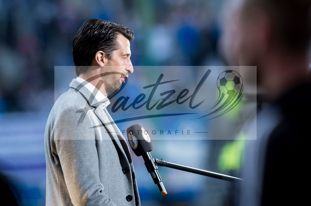 HSVSCF20220419_001 | Fussball, Herren: Vorstand Sport Jonas Boldt (Hamburger SV) im Interview beim DFB-Pokal-Halbfinalspiel zwischen Hamburger SV und SC Freiburg im Volksparkstadion am 19.04.2022 in Hamburg, Deutschland.DFB / DFL REGULATIONS PROHIBIT ANY USE OF PHOTOGRAPHS AS IMAGE SEQUENCES AND/OR QUASI-VIDEO. - Realisiert mit Pictrs.com