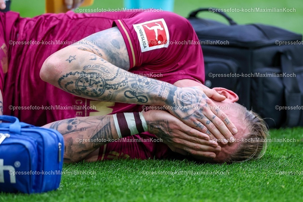 BMG21022501027 | 22.02.2025, Fußball, Borussia Mönchengladbach - FC Augsburg, 1. Fußball Bundesliga, Borussia-Park, Saison 2024 2025: Marius Wolf (FC Augsburg #11) liegt mit Schmerzen auf dem SpielfeldDFB regulations prohibit any use of photographs as image sequences and or quasi-video.