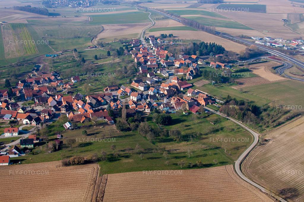 Aerial view: View of the town in Hohwiller in the state Bas-Rhin, France. – Photo: IMG_62720.jpg taken on 03/09/2014 by Werner Riehm/FLY-FOTO.com – Resolution of the original: 4752 x 3168 px