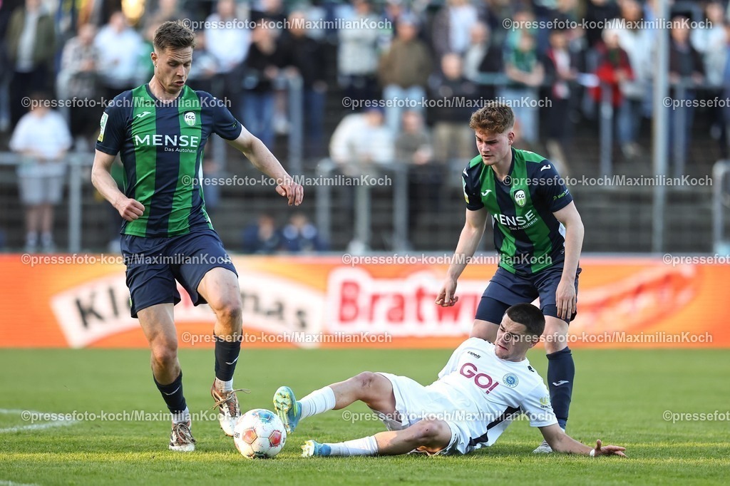 xKWIx24042601042 | 2026.04.24, xkwix, Fußball, Regionalliga West, FC Gütersloh -  Sportfreunde Lotte, Heidewaldstadion, 31.Spieltag, Saison 2025 / 2026: Jakob Korte (FC Gütersloh #25) und Jannik Borgmann (FC Gütersloh #34) im Zweikampf gegen Shkrep Stubbla (VfL Sportfreunde Lotte #23) DFB regulations prohibit any use of photographs as image sequences and or quasi-video. Photo: xKamilxWilkowskixPressefotoKochx