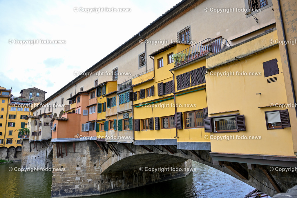 Italien_ Toscana_ Florenz_ 30.05.2024-183 | 30.05.2024, Italien, ITA, Toskana, Florenz im Bild Stadtansichten, Gebäude, Architektur, Touristen, Historisch, Souvenir, Altstadt, Museum, Statuen, Skulpturen, Piazza della Signoria, Statue David, Palazzo Vecchio, Neptunbrunnen, Piazza della Repubblica, Ponte Vecchio, Brücke, Uffizien, Kathedrale Santa Maria del Fiore, Arno, Fluß


Florenz, Firenze, ist eine italienische Großstadt. Nach Einwohnern ist sie die achtgrößte Stadt Italiens. Florenz ist die Hauptstadt sowie größte Stadt der Region Toskana und der Metropolitanstadt Florenz, in der etwa eine Million Menschen leben. Florenz ist für seine Geschichte berühmt. Leonardo da Vinci verbrachte große Teile seiner Jugend in Florenz, Michelangelo fand Unterschlupf in der Kirche der Medici, Galileo Galilei wohnte als Hofmathematiker in den Palästen der Medici. Von 1865 bis 1871 war die Stadt die Hauptstadt des neu gegründeten Königreichs Italien. Das historische Zentrum von Florenz zieht Jahr für Jahr Millionen von Touristen an. Die historische Innenstadt wurde von der UNESCO im Jahre 1982 zum Weltkulturerbe erklärt. 
Quelle: Wikipedia
