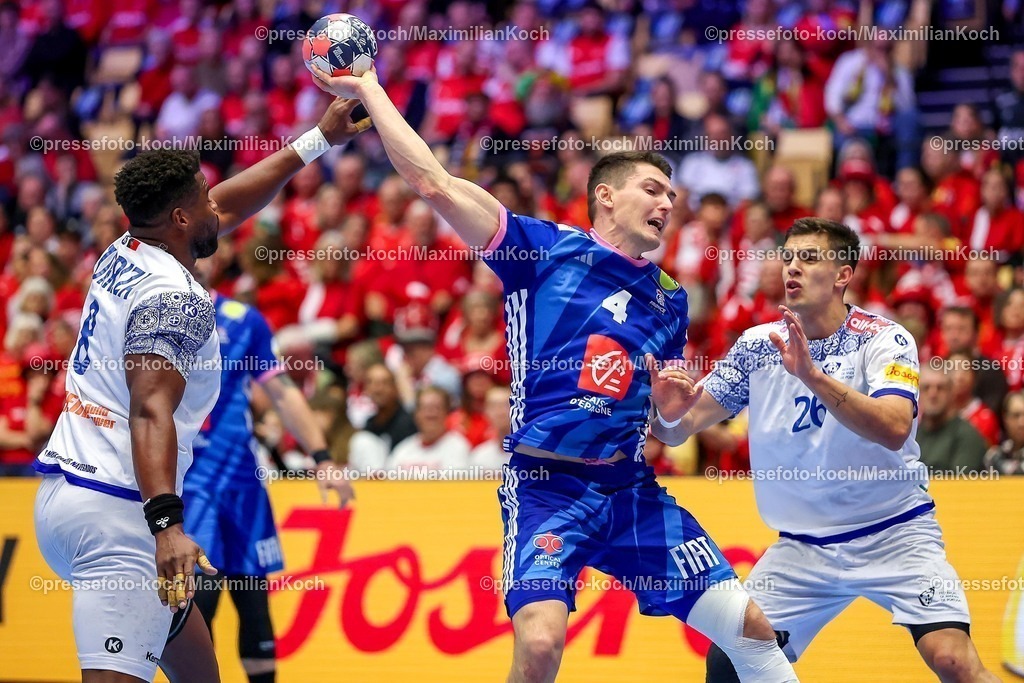 EHF24012601024 | 24.01.2026, Handball, Men's EHF EURO 2026, Frankreich - Portugal, Jyske Bank Boxen in Herning, Dänemark, Main Round:  Aymeric Minne (France #04) im Zweikampf gegen   Victor Manuel Iturriza Alvarez (Portugal #08)  Francisco Mota Costa (Portugal #26)