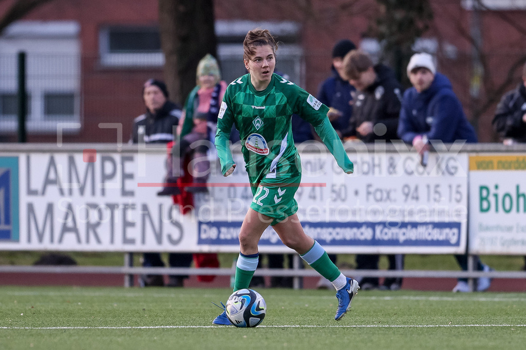 Fussball, Testspiel Frauen, DSC Arminia Bielefeld - SV Werder Bremen | v.li.: Rieke Dieckmann (SV Werder Bremen, 22) am Ball, Freisteller, Einzelbild, Ganzkörper, Aktion, Action, Spielszene
