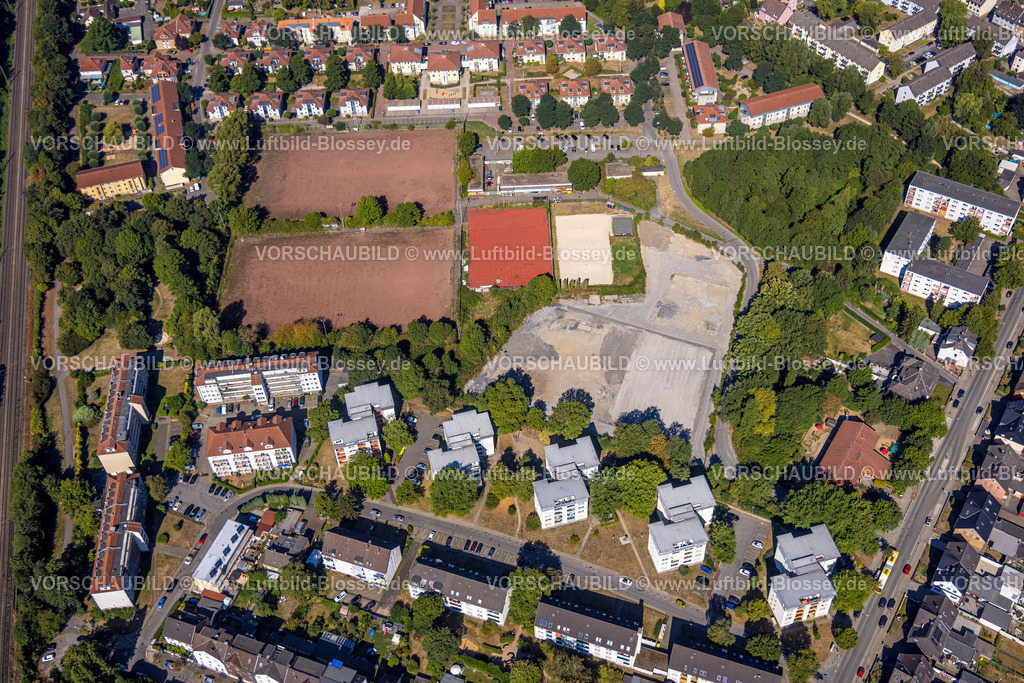 Essen220806717 | Luftbild, Brachfläche und Sportanlage Levinstraße, Hochhäuser Gerscheder Weiden, Essen-Gerschede, Essen, Ruhrgebiet, Nordrhein-Westfalen, Deutschland