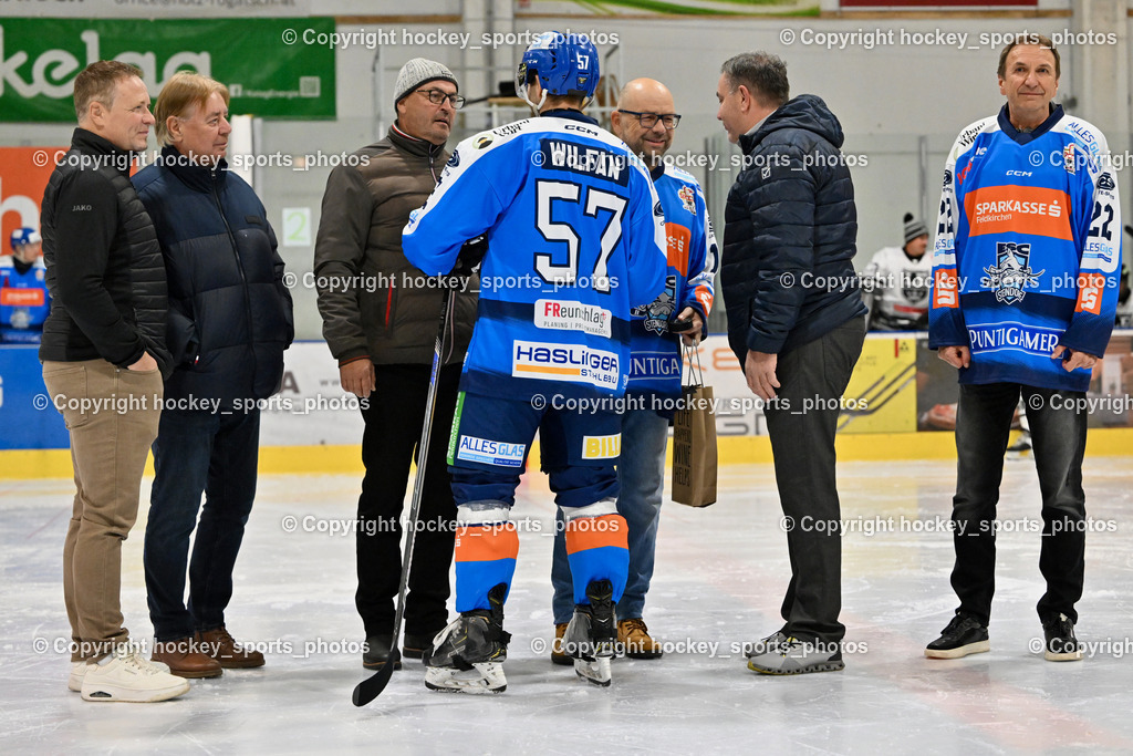 ESC Sparkasse Steindorf vs. LE Kings | #57 Wilfan Franz ESC Steindorf, Udo Bergner Sparkasse Feldkirchen, Sektionsleiter ESC Steindorf hans Tschernutter, Kärntner Eishockey Präsident Michael Herzog Löschnig, Bürgermeister Steindorf Georg Kavalar, Vizebürgermeister Steindorf Gotthard Hatberger, Gerhard Greimer Sparkasse Feldkirchen, ESC Sparkasse Steindorf vs. LE Kings, ESC Sparkasse Steindorf vs. LE Kings am 01.11.2025 in Steindorf (Ossiachersee Halle), Austria, (Photo by Bernd Stefan)