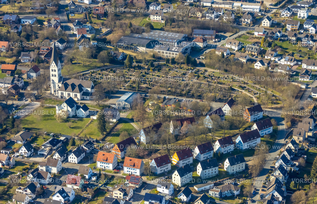 Wickede250305729 | Luftbild, kath. Pfarrkirche Sankt Antonius v. Padua und kath. Friedhof Wickede Gräberfeld, kath. Kindergarten Kita St. Josef, Wohngebiet Lindenweg, Wickede, Soester Börde, Nordrhein-Westfalen, Deutschland