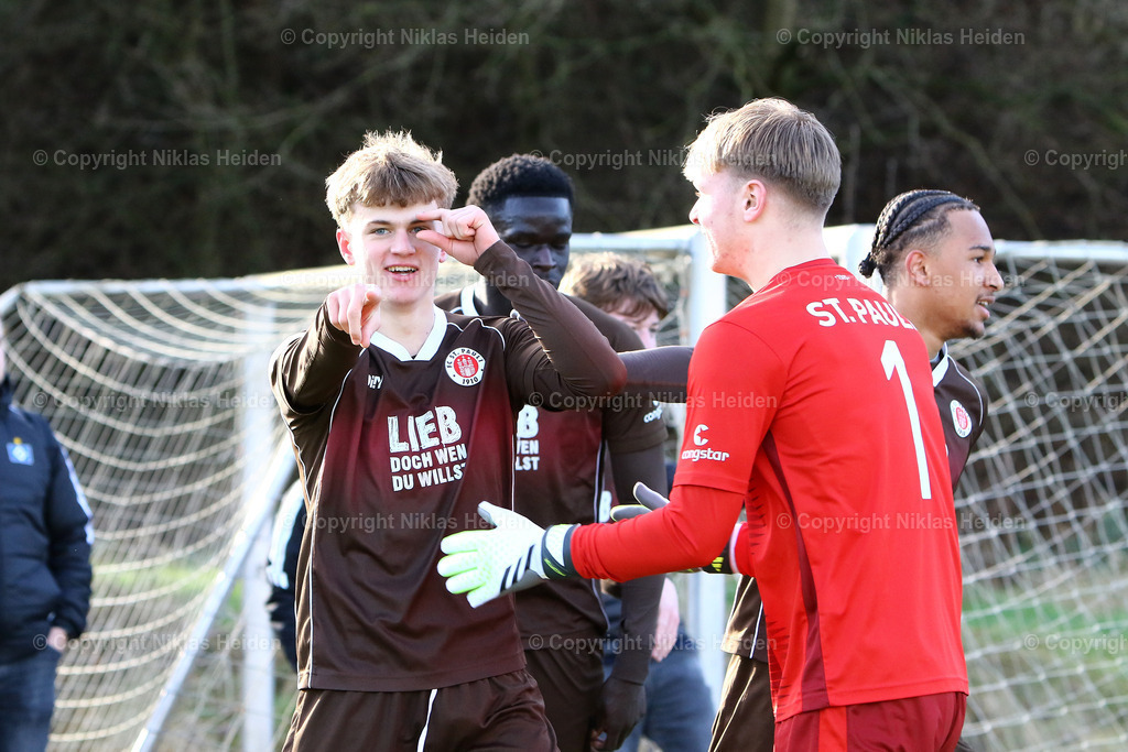 NH_FCStPauliU19_HamburgerSVU19_U19Bundesliga_27012024 | #18 Noah Palapies (FC St. Pauli U19) bejubelt sein Tor zur späten 1:0-Führung.

A-Junioren-Bundesliga Nord/Nordost I 14. Spieltag I 27.01.2024
