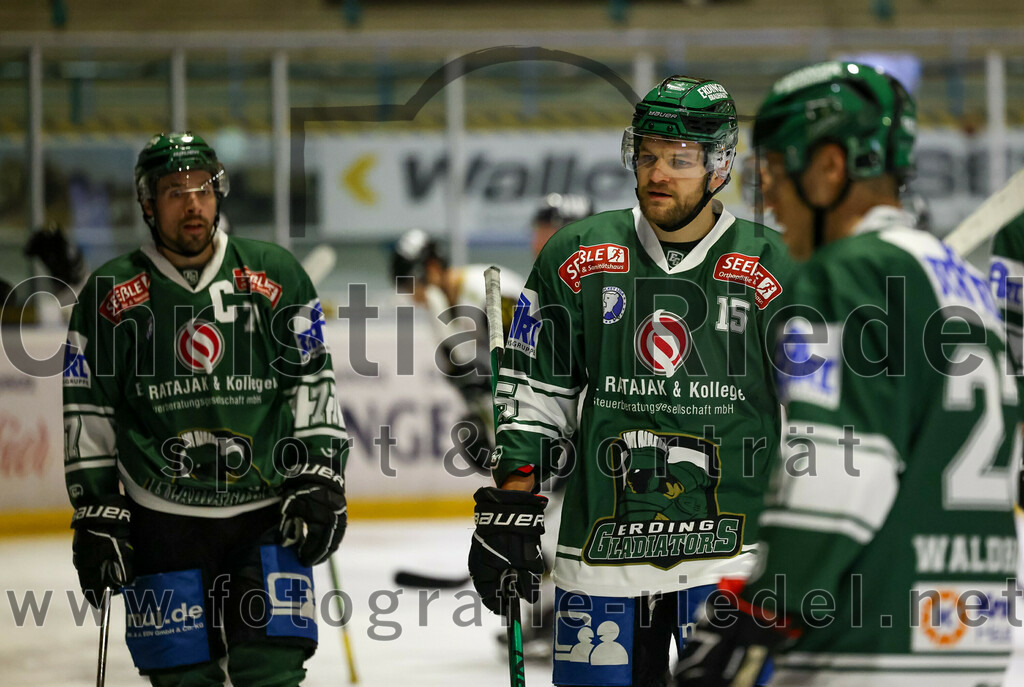 2023-11-17_074_TSV_Erding_gegen_EA_Schongau | Erding, Deutschland, 17.11.2023:
Eishockey, Bayernliga Vorrunde 2023 / 2024, 10. Spieltag, TSV Erding gegen EA Schongau, Endergebnis: 12:4

Elias Maier (Erding Gladiators, #15)

Foto: Christian Riedel / fotografie-riedel.net