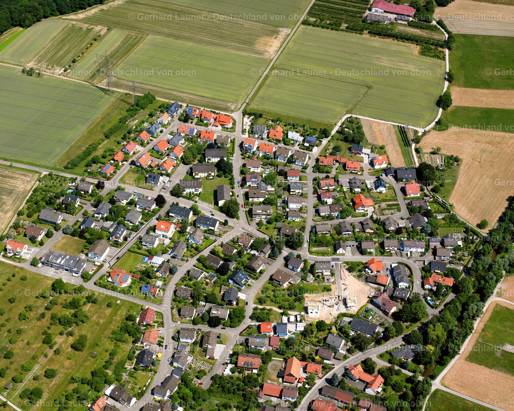 2526186 | WEITENUNG 01.08.2005 Wohngebiets- Baustelle einer Mischbebauung mit Mehrfamilienhäusern und Einfamilienhäusern- Neubau an der  in Weitenung im Bundesland Baden-Württemberg, Deutschland // Residential area construction site of a mixed development with multi-family houses and single-family houses- New building at the  in Weitenung in the state Baden-Wuerttemberg, Germany Foto: Gerhard Launer