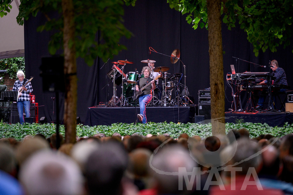 _DWI2435 | John Lees von John Lees' Barclay James Harvest live bei einem Konzert in Serenadenhof Nürnberg, 01.07.2023 - Realisiert mit Pictrs.com