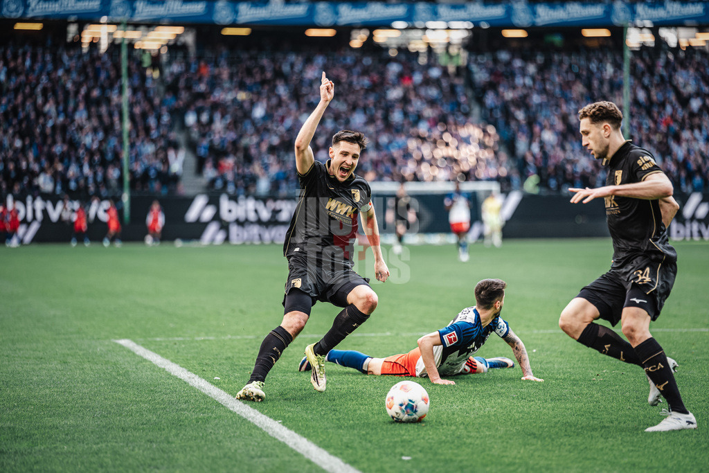 Fußball | Männer | Saison 2025/2026 | 1. Fußball-Bundesliga | 28. Spieltag | Hamburger SV vs. FC Augsburg | 04.04.2026 | Keven Schlotterbeck (#31, FC Augsburg) dementiert das Foul