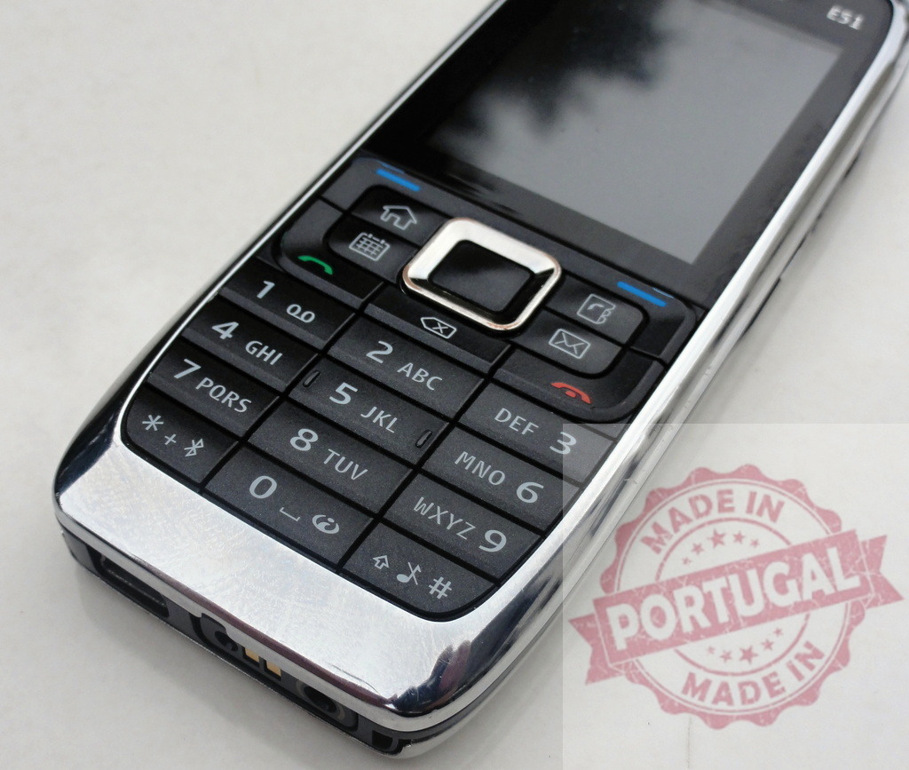 Nokia E51 mobile phone showing keypad and screen | Close-up of a Nokia E51 mobile phone showcasing its keypad and screen on a white background - Realisiert mit Pictrs.com